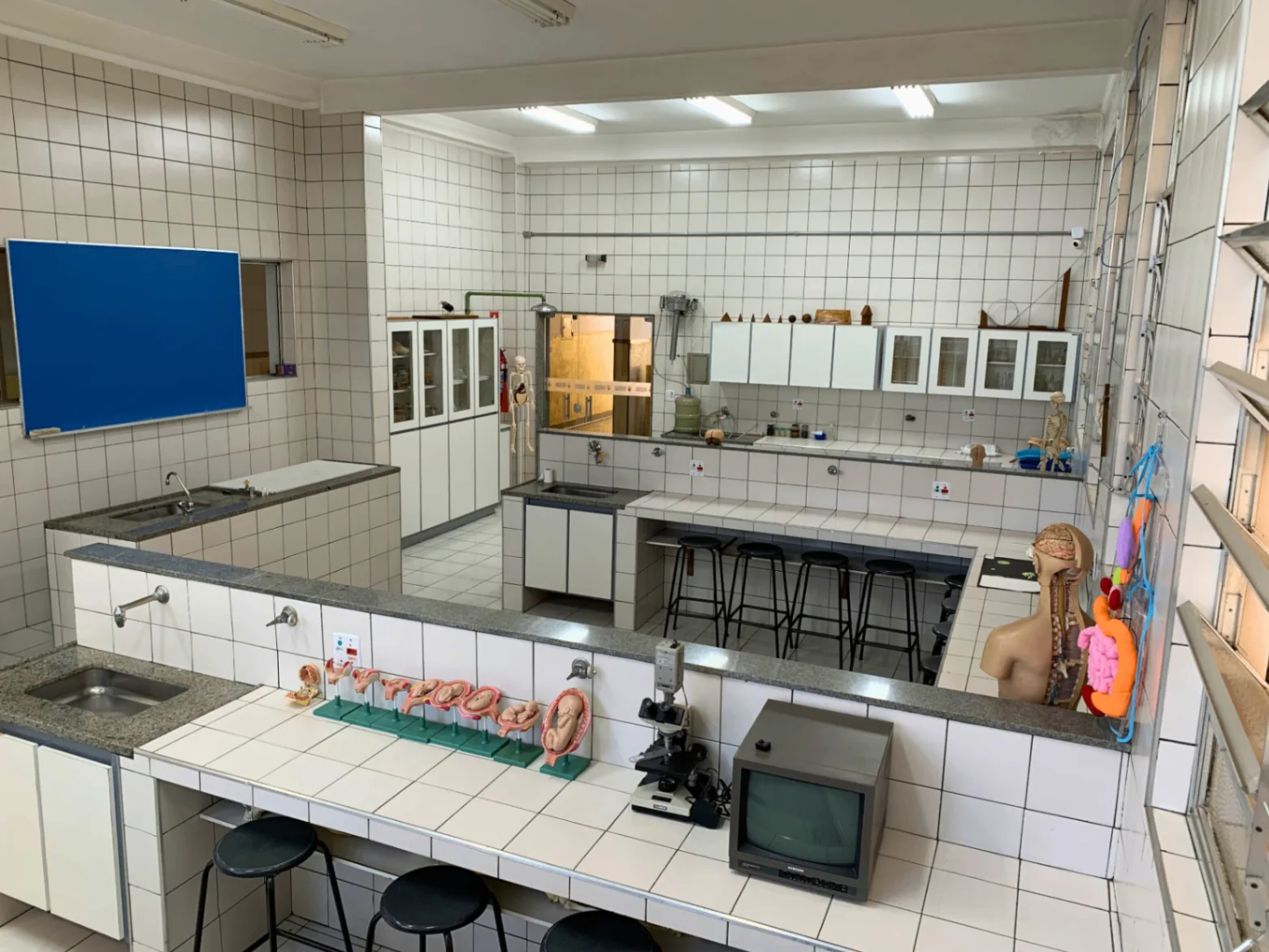 Laboratório de ciências equipado com bancadas e materiais didáticos