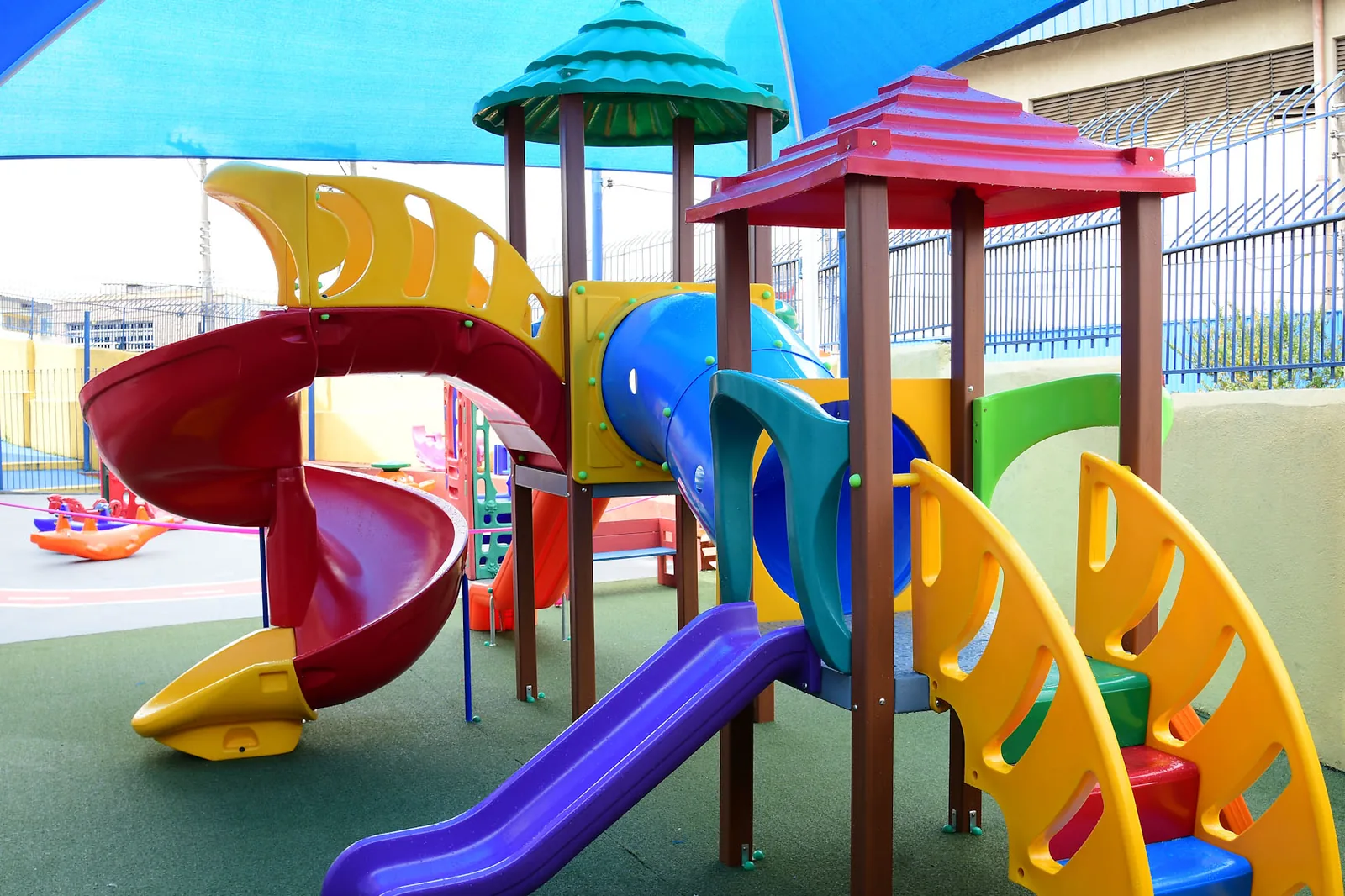 Playground externo com escorregador e brinquedos