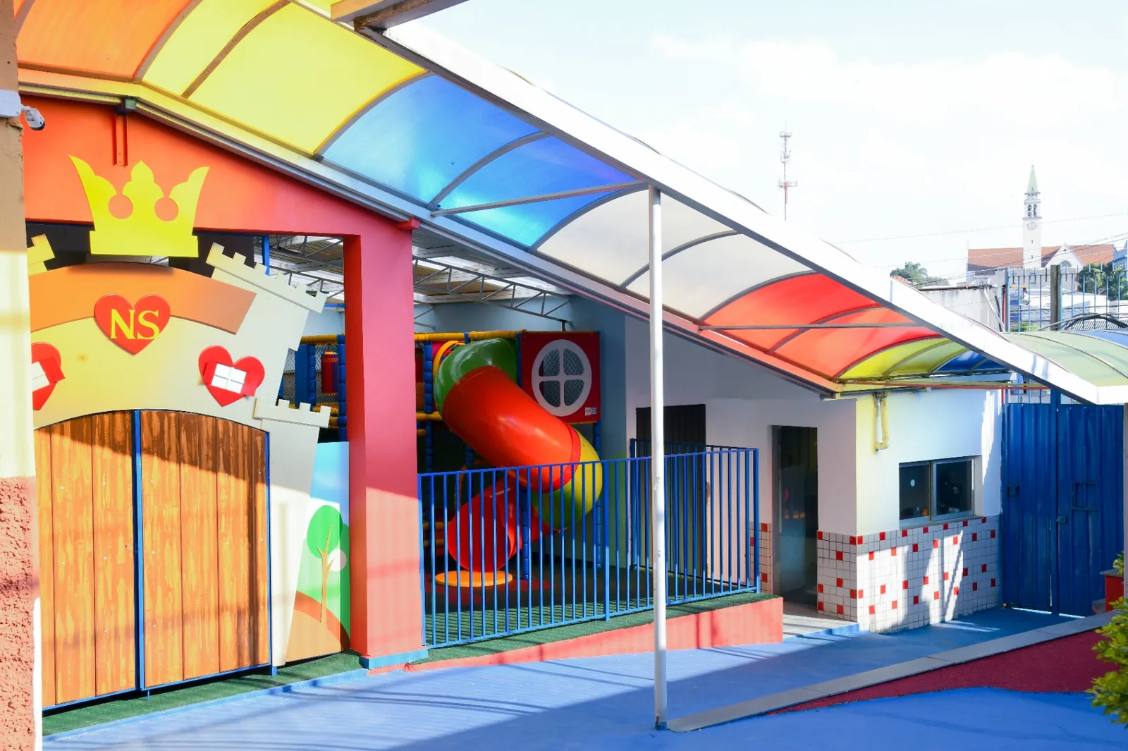 Entrada da área de recreação infantil com cobertura colorida