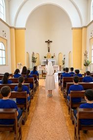Celebração na capela com estudantes do colégio